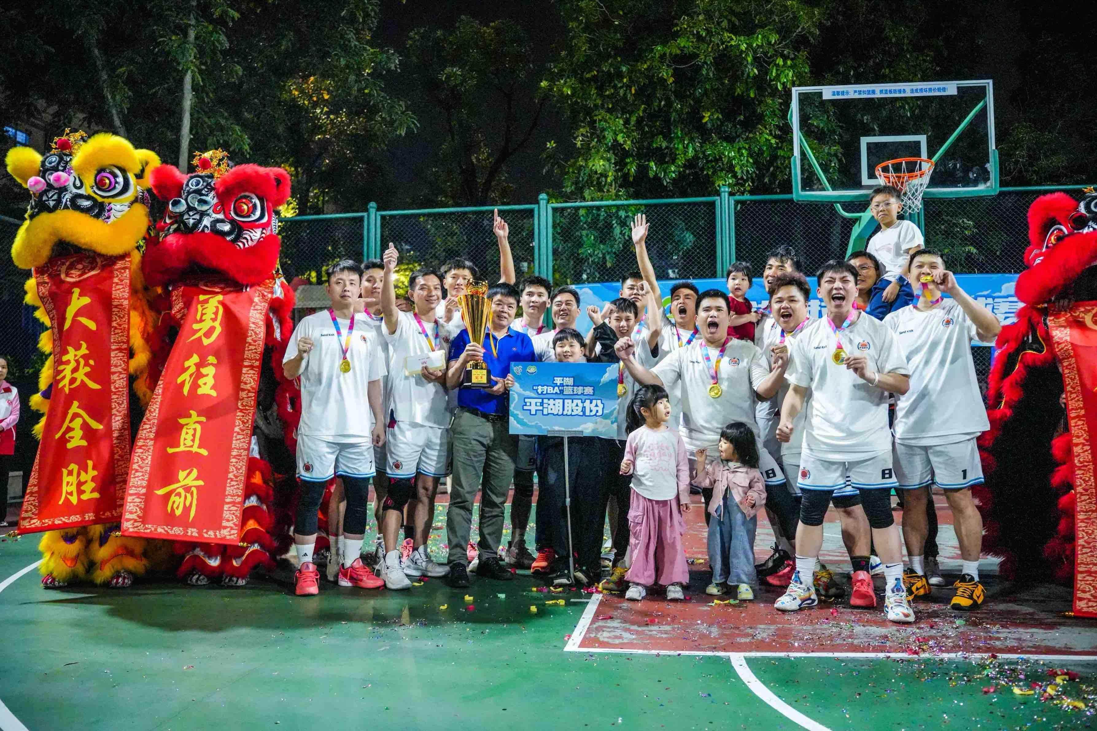 国内篮球职业赛事迷人纷呈，球场氛围热烈欢腾