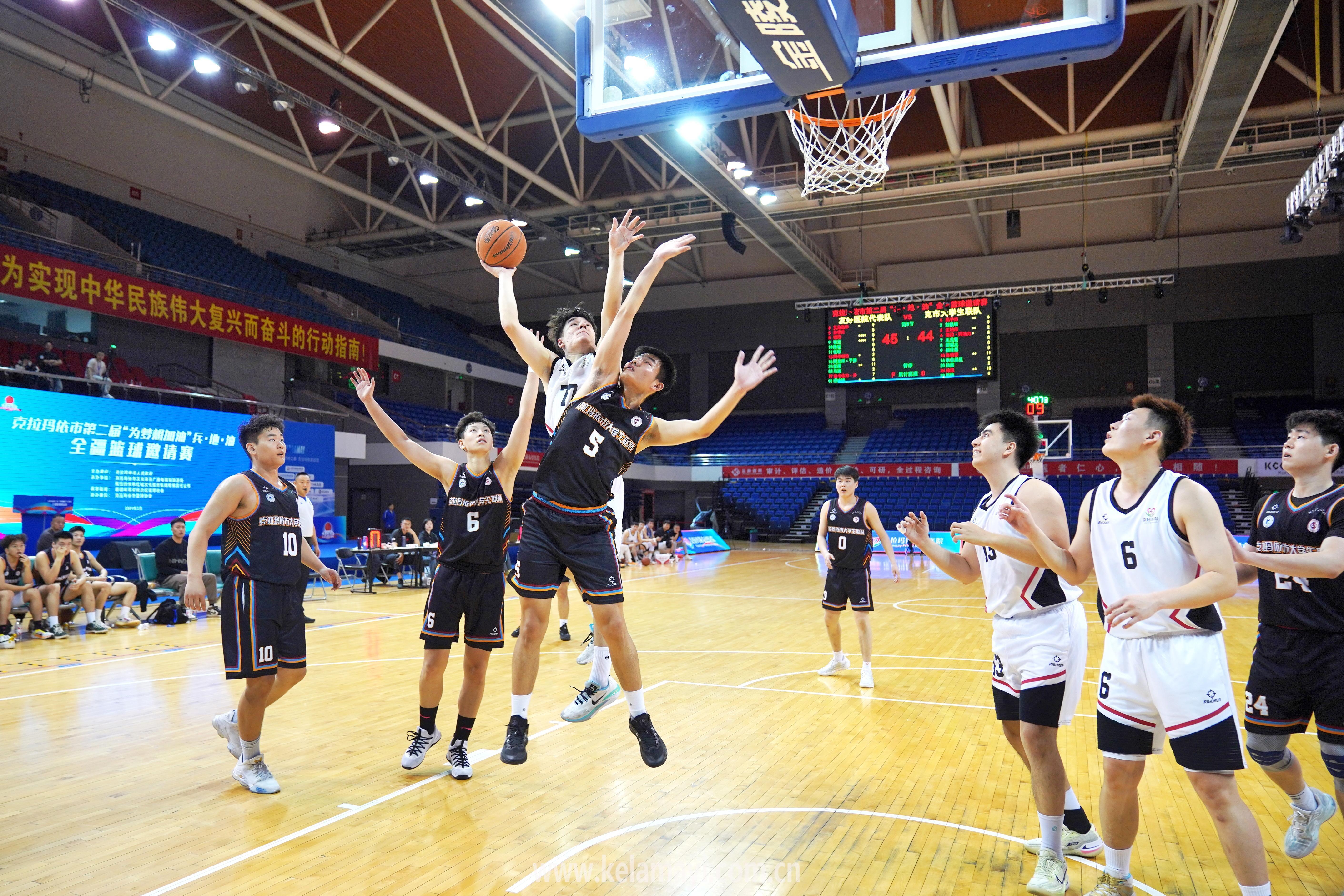 国内篮球职业赛事迷人纷呈，球场氛围热烈欢腾